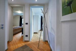 Cette chambre dispose d'un couloir avec un miroir mural. dans l'établissement Apartment Katzenkopf, à Leutasch