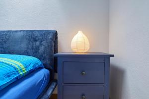 eine Lampe auf einem Nachttisch neben einem Bett in der Unterkunft Apartment Katzenkopf in Leutasch