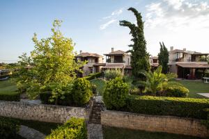 dom z ogródkiem z krzakami i drzewami w obiekcie Porto Thea Alexandra Shared Pool Villa, Afytos w Áfitos