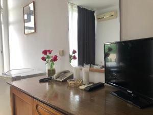 A television and/or entertainment centre at Sunny Varshava Hotel