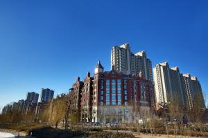廊坊廊坊远景智选假日酒店的一座大建筑,位于一些高楼前