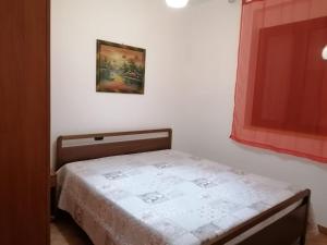 - un lit dans une chambre avec une photo sur le mur dans l'établissement casa marino, à Montallegro