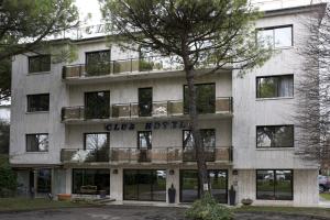 un edificio con un cartel que dice hotel club en Club Hotel, en Mestre