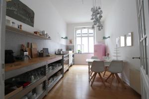 eine Küche mit einem Tisch und Stühlen im Zimmer in der Unterkunft Kleine 25 in Solingen