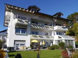 ein Gebäude mit einer Statue davor in der Unterkunft Pension / FW Gästehaus Stern in Bodenmais