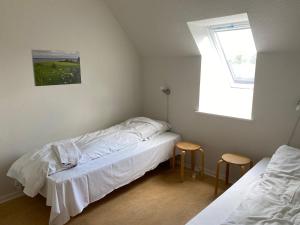 Кровать или кровати в номере Hjarbæk Fjord Golfcenter