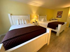 two beds in a hotel room with at Hollywood Celebrity Hotel in Los Angeles