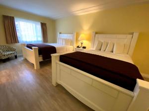 a hotel room with a large bed and a window at Hollywood Celebrity Hotel in Los Angeles
