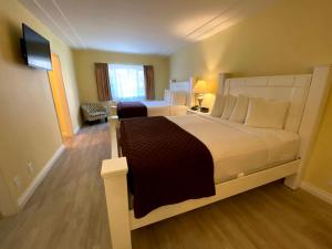 a hotel room with a large bed and a television at Hollywood Celebrity Hotel in Los Angeles