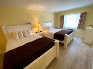 a hotel room with two beds and a window at Hollywood Celebrity Hotel in Los Angeles