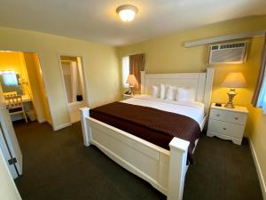 a hotel room with a large bed and a bathroom at Hollywood Celebrity Hotel in Los Angeles