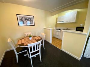 a small kitchen and dining room with a table and chairs at Hollywood Celebrity Hotel in Los Angeles