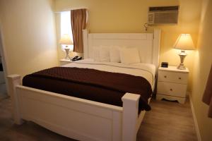 a bedroom with a large bed and two lamps at Hollywood Celebrity Hotel in Los Angeles