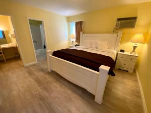 a bedroom with a large bed in a room at Hollywood Celebrity Hotel in Los Angeles