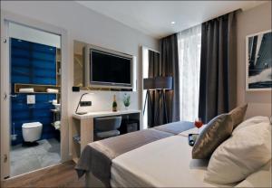 una camera d'albergo con letto e scrivania con computer di Sailor Boutique Rooms a Spalato (Split)
