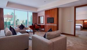 pokój hotelowy z łóżkiem i salonem w obiekcie InterContinental Doha The City by IHG w mieście Doha