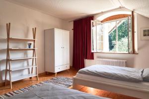 AchbergにあるFerienwohnungen Kommende und Balleiのベッドルーム(ベッド1台、窓付)