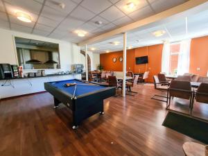 an office with a pool table in a room at Hotel Eckhardt in Uithuizen