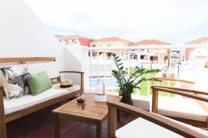 ein Wohnzimmer mit einem Sofa und einem Tisch in der Unterkunft Lovely&Sunny Apartament Near Poris Beach in Santa Cruz de Tenerife