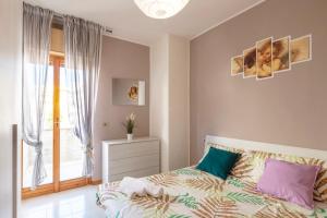 1 dormitorio con cama y ventana en Casa Volodja a due passi dal mare, en Alba Adriatica