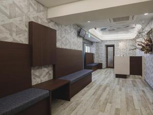 una oficina con una sala de espera con bancos y baldosas en 3rd PLACE by HIDEOUT, en Fujisawa
