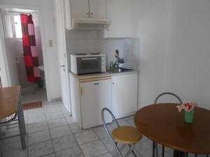 A kitchen or kitchenette at Akropolis studios
