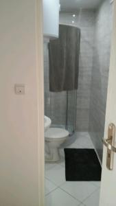 W łazience znajduje się toaleta, prysznic i ręcznik. w obiekcie Dom i Pokoje Gościnne Zaruby Sejny w Sejnach