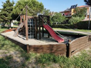Ο χώρος παιχνιδιού για παιδιά στο STELLA apartment with terrace by the sea & park