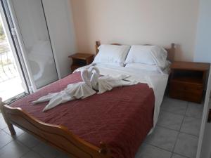 A bed or beds in a room at Akropolis studios