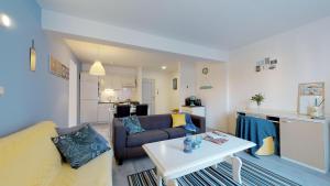 Χώρος καθιστικού στο STELLA apartment with terrace by the sea & park