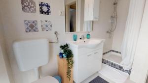 Ένα μπάνιο στο STELLA apartment with terrace by the sea & park +22 φωτογραφίες