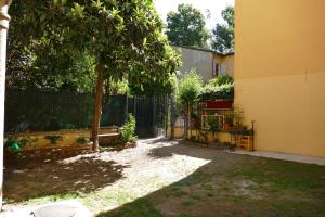 ボローニャにあるResidenza Santo Stefano 144の塀と木のある裏庭