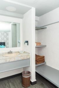 bagno con lavandino e specchio di Grand Hotel KYRIOS Veracruz a Veracruz