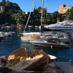 Banda łodzi w wodzie z chlebem w obiekcie Pieds dans l'eau à Portofino by PortofinoVacanze w Protofino