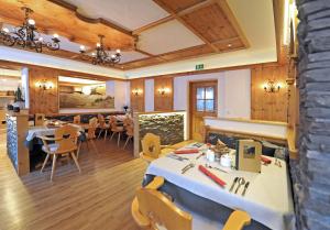 Un restaurante u otro lugar para comer en Hotel Birkenhof