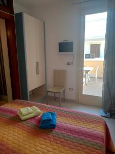 - une chambre avec un lit et 2 serviettes dans l'établissement B&B Barone, à Castro di Lecce