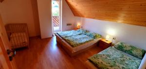A bed or beds in a room at Vilka Cibulka a chata Cesnačik