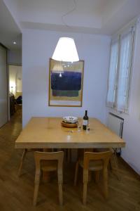 ボローニャにあるResidenza Santo Stefano 144の木製テーブル(椅子2脚付)、ワイン1本