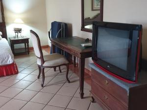 TV a/nebo společenská místnost v ubytování Apartemen Marbella anyer tower sadewa lt 5 view kolam renang & laut