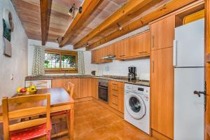 A kitchen or kitchenette at Ferragut