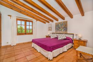 A bed or beds in a room at Ferragut