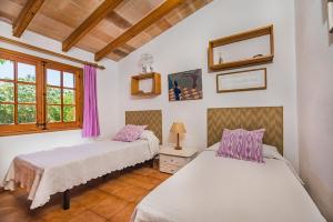 A bed or beds in a room at Ferragut Még 16 kép