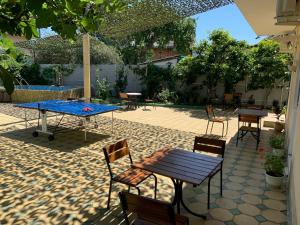 مرافق تنس الطاولة في Uyutnaya Laguna Guest House أو بالجوار