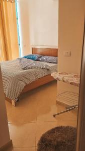ein kleines Schlafzimmer mit einem Bett und einem Teppich in der Unterkunft MiMi's Beach Apartment in Vlorë