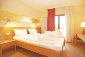 Postel nebo postele na pokoji v ubytování Bio Thermalhotel Falkenhof + 37 fotografií
