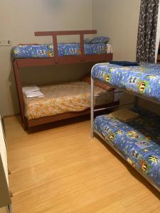 Krevet ili kreveti na sprat u jedinici u okviru objekta Snowgate Motel + Apartments