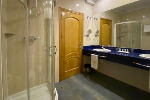 uma casa de banho com um chuveiro e um lavatório. em Hotel Armiñe em Basauri