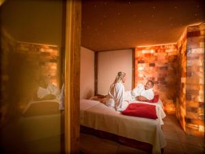Postel nebo postele na pokoji v ubytování Bio Thermalhotel Falkenhof