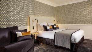 Postel nebo postele na pokoji v ubytování Hôtel le Royal Rive Gauche