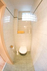La salle de bains est pourvue de toilettes et d'une fenêtre. dans l'établissement Gasthof Familie Hutter, à Rattersdorf